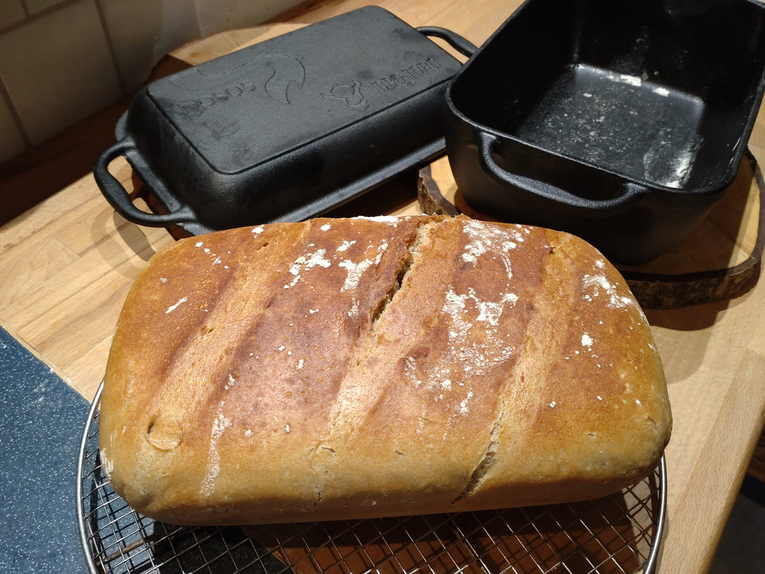 „Friss dich dumm Brot“ aus dem Gusseisen-Bräter
