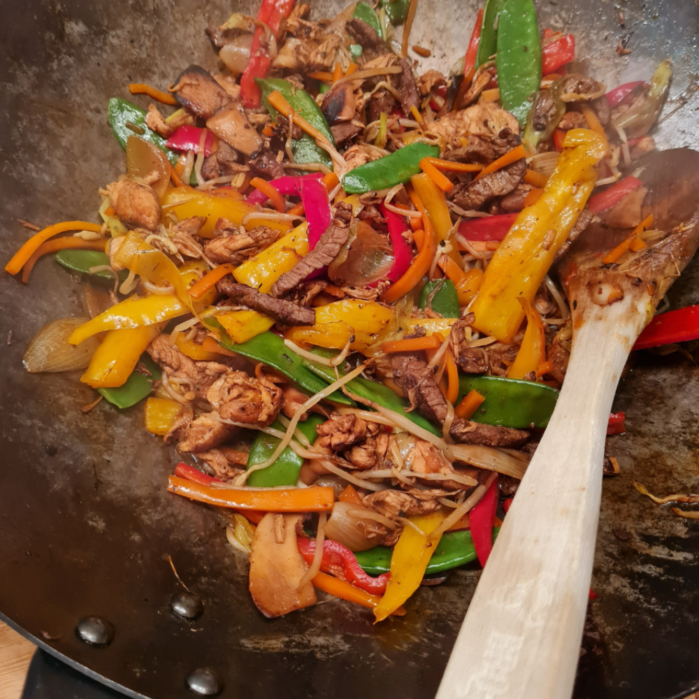 Asiatische Wokpfanne mit Gemüse, Rind und Hähnchen