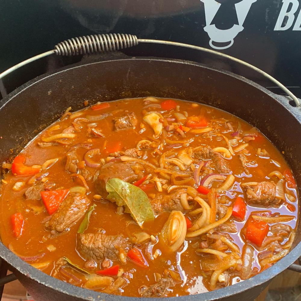 Gesmoktes BBQ-Gulasch aus dem Dutch Oven