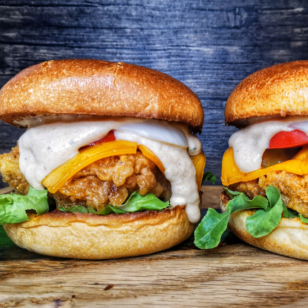 Chicken Burger mit feuriger Sauce