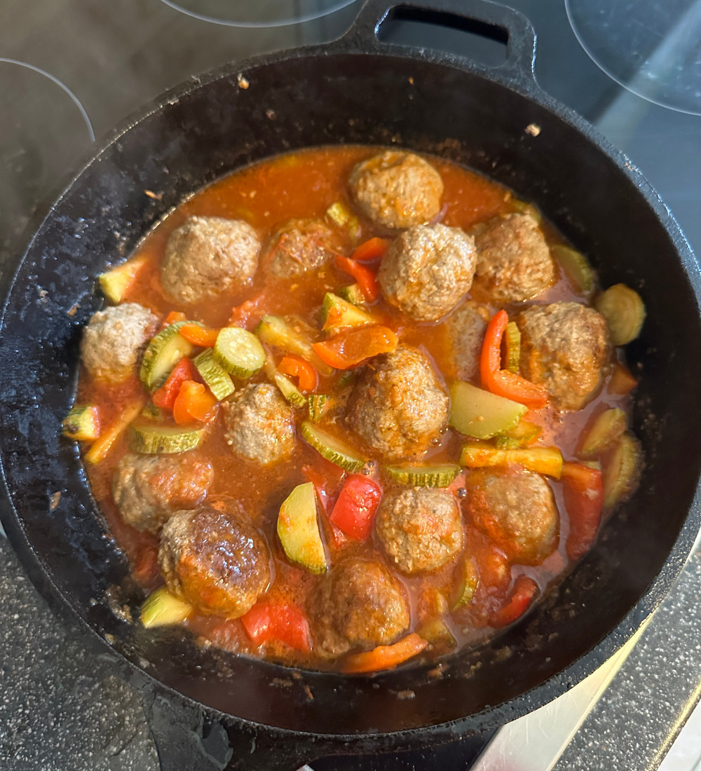 Hackfleischbällchen in Paprika-Zucchini-Tomatensoße