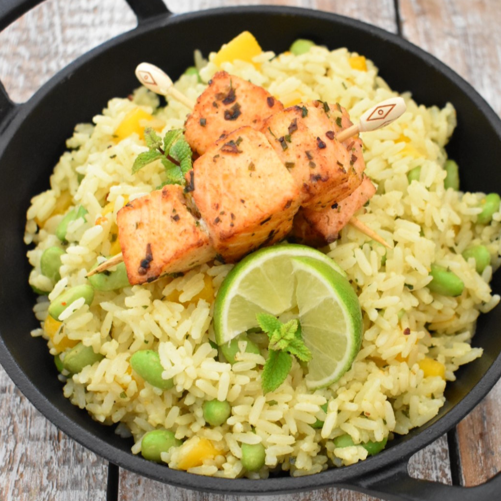 Lachsspieße mit Mango-Edamame-Reis