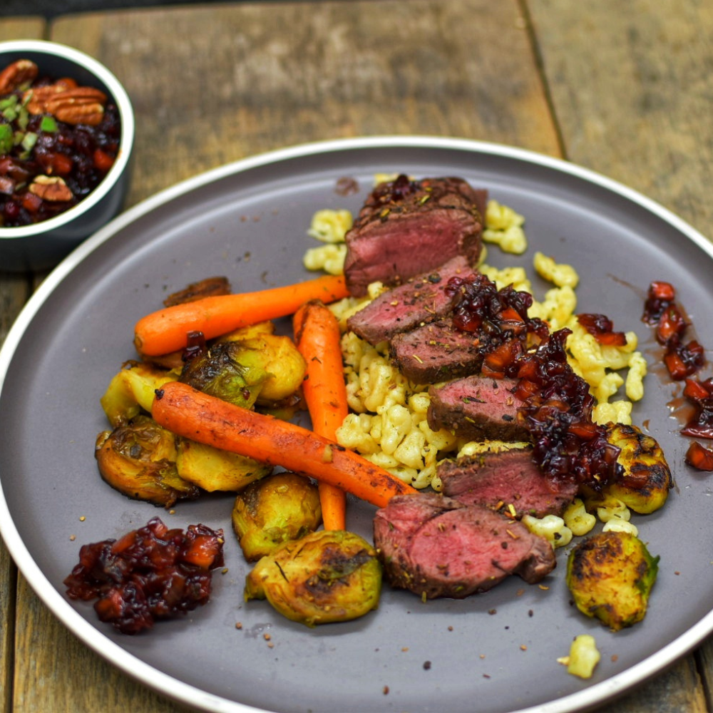 Rehrücken vom Grill mit Rosenkohl & Preiselbeer-Chutney