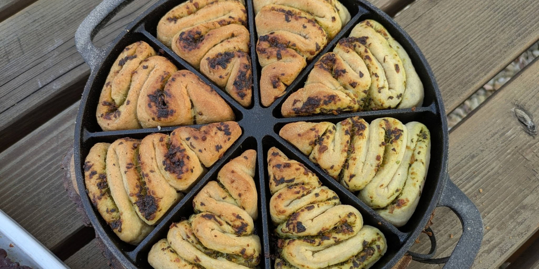 Faltenbrot mit Bärlauchpesto aus der Gusseisen-Maisbrotpfanne