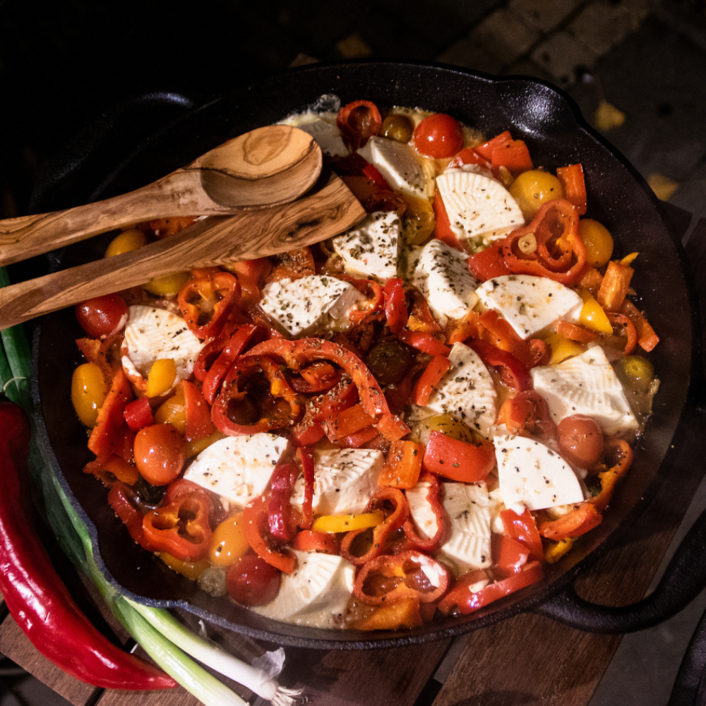 Mediterrane Schafskäse-Pfanne auf geröstetem Brot