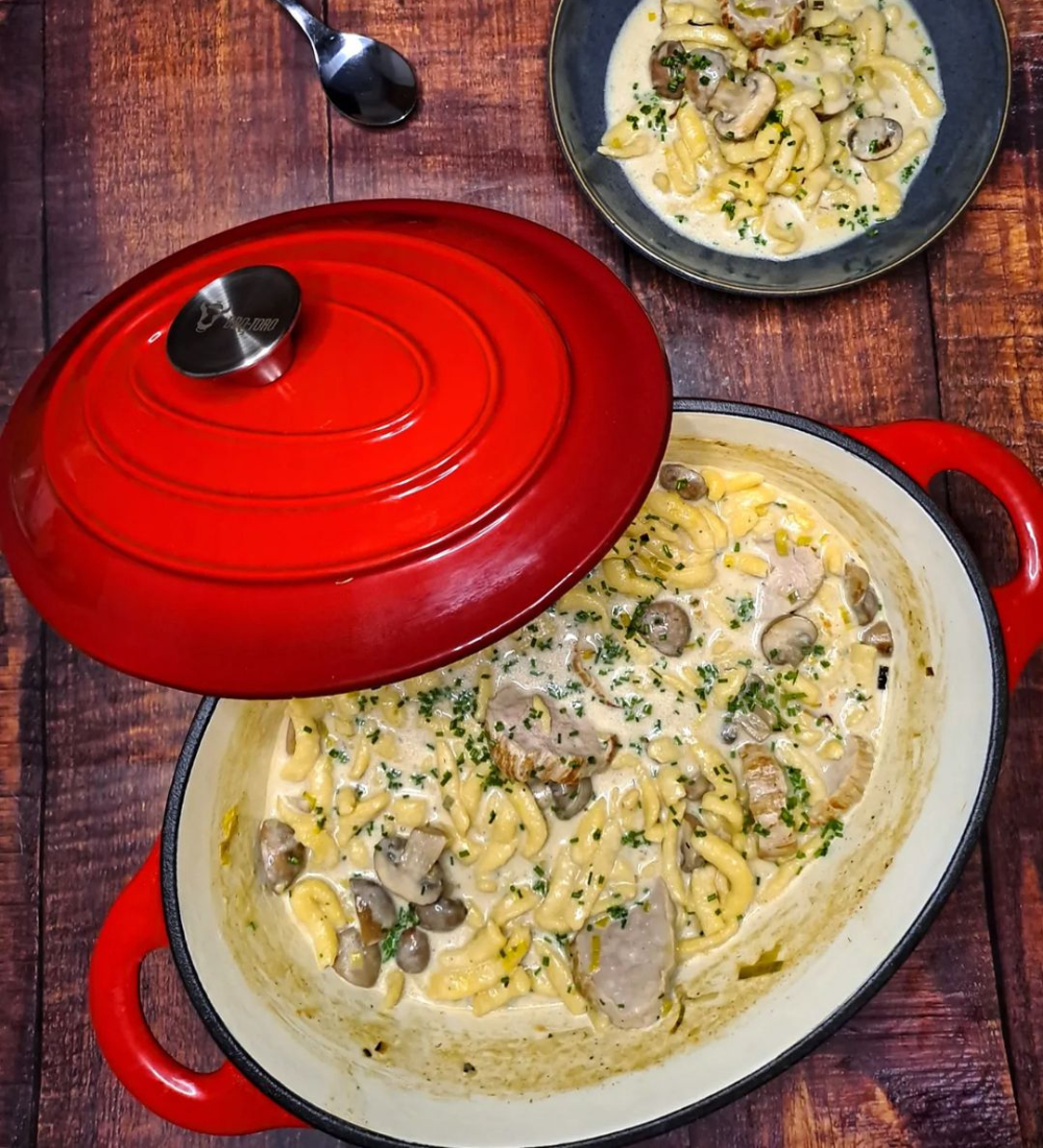 Spätzle-Topf mit Schweinemedaillons & Champignons