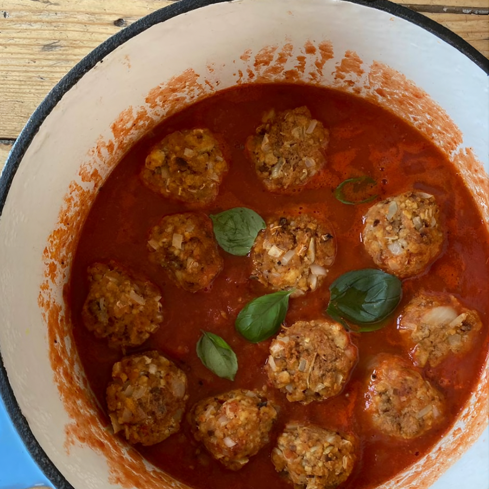 Vegane Tofubällchen in Tomatensauce