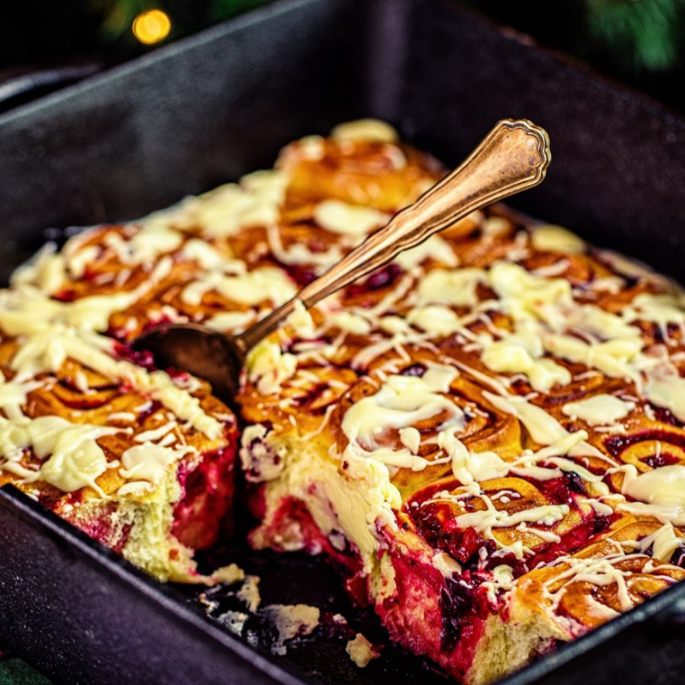 Weihnachtliche Cranberry-Zimt-Hefeschnecken