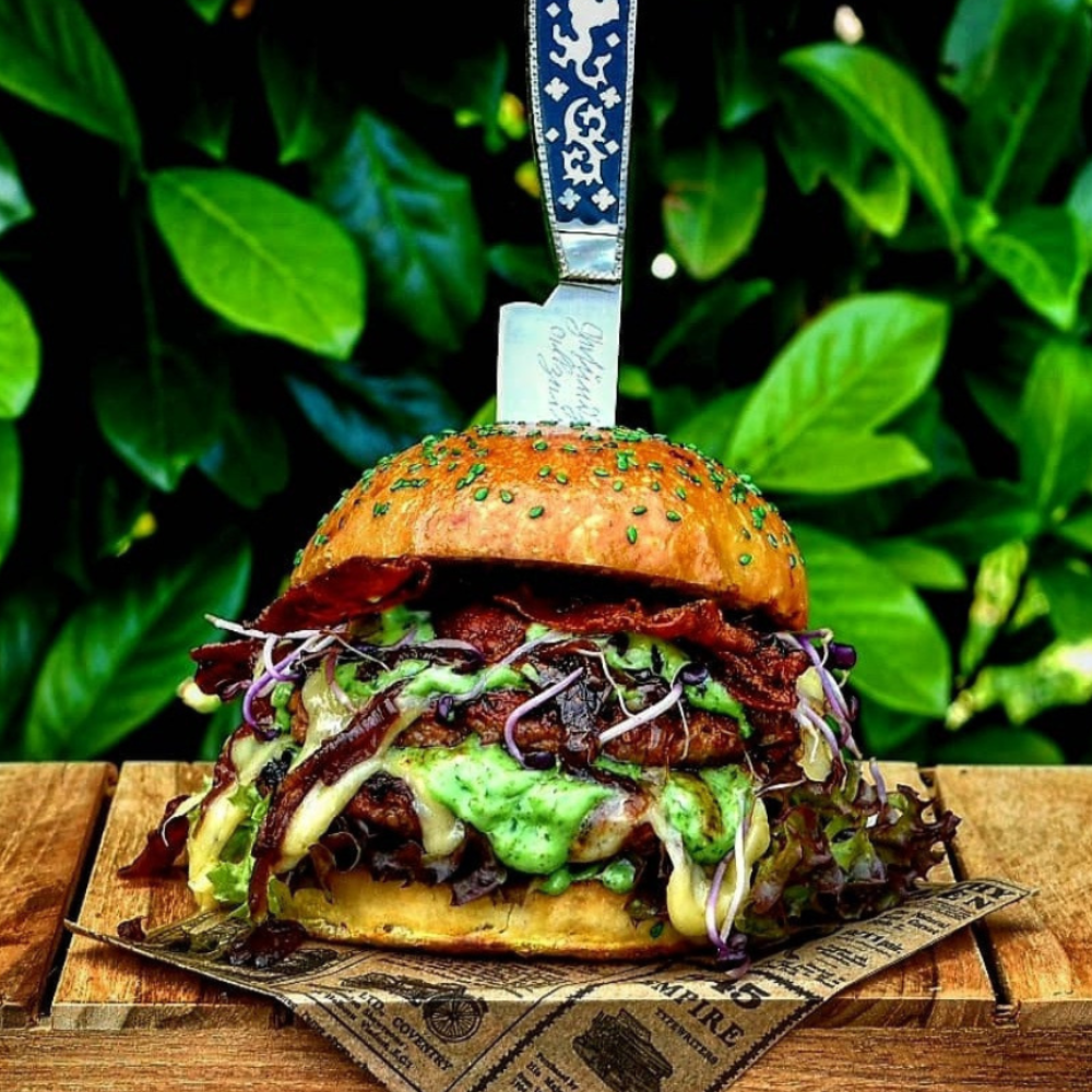 Wildburger mit Rehfleisch und Brennnesselpesto