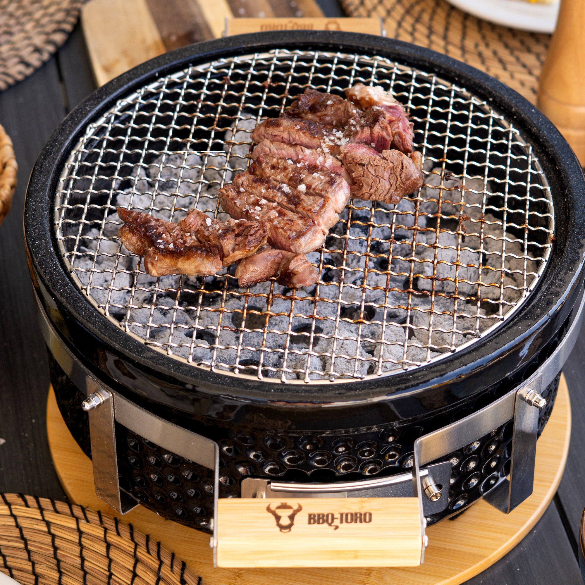Holzkohletischgrill, Keramik, inkl. Holzunterlage