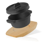 Mini cocotte en fonte, Ø 11 cm, avec socle en bois.