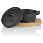 Mini cocotte en fonte, Ø 11 cm, avec socle en bois.