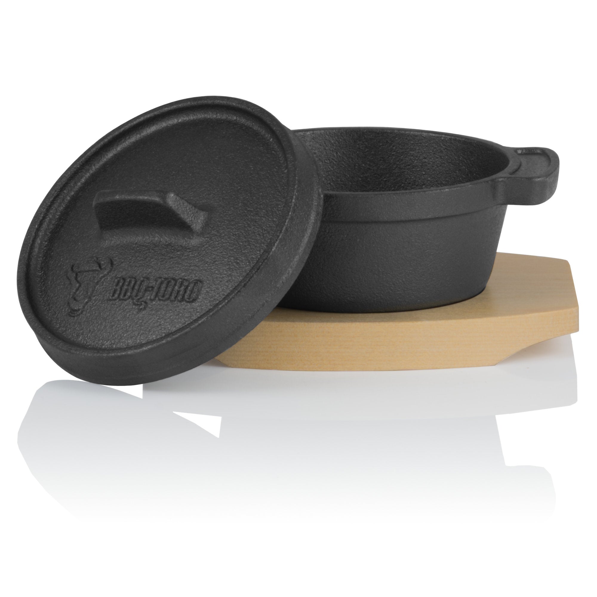 Mini cocotte en fonte, Ø 11 cm, avec socle en bois.
