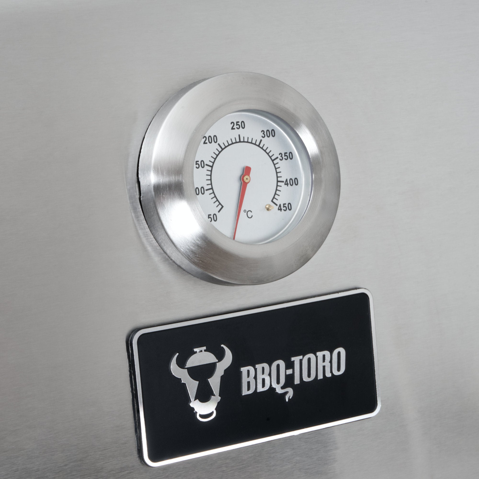 Barbecue à gaz en acier inoxydable, comprenant 4 brûleurs, 1 brûleur latéral et 1 brûleur infrarouge.