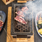 Holzkohletischgrill, Keramik, inkl. Holzunterlage