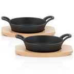 Plat de service, Ø 16 cm, en fonte, avec socle en bois.