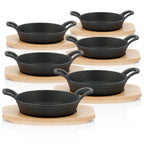 Plat de service, Ø 16 cm, en fonte, avec socle en bois.