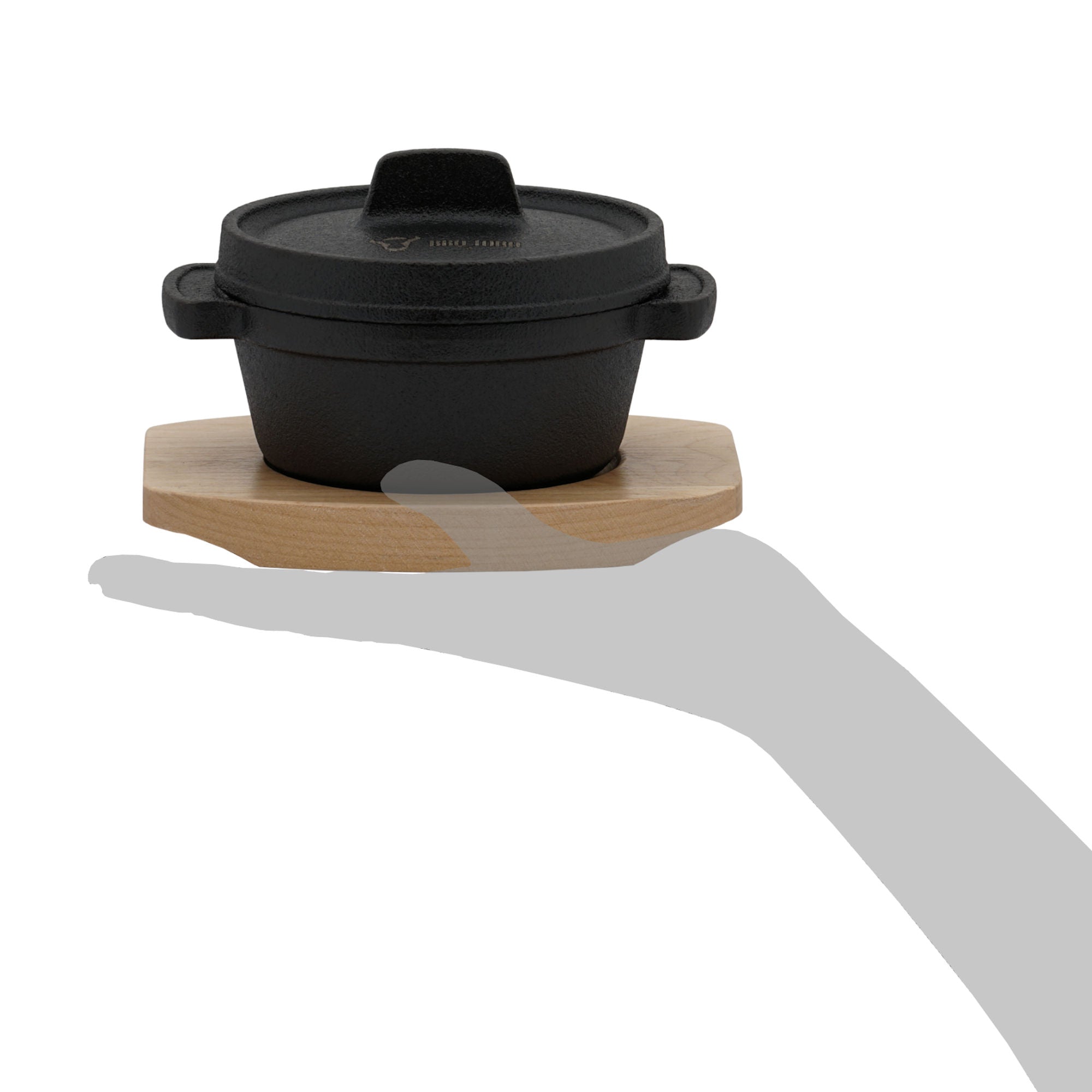 Mini cocotte en fonte, Ø 11 cm, avec socle en bois.